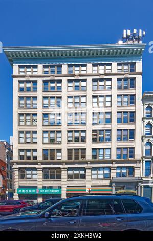 NYC Chinatown : Hardware Building, un bâtiment commercial en brique et pierre, conçu par Schwartz & Gross avec B.N. Marcus en 1907. Banque D'Images