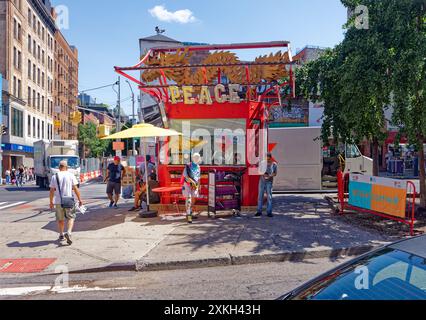 NYC Chinatown : le kiosque d'information Chinatown est sur l'île de trafic triangulaire / plaza où canal, Walker et Baxter Streets se croisent. Banque D'Images