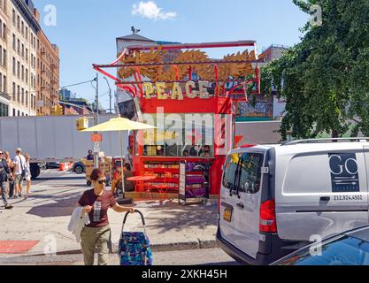 NYC Chinatown : le kiosque d'information Chinatown est sur l'île de trafic triangulaire / plaza où canal, Walker et Baxter Streets se croisent. Banque D'Images