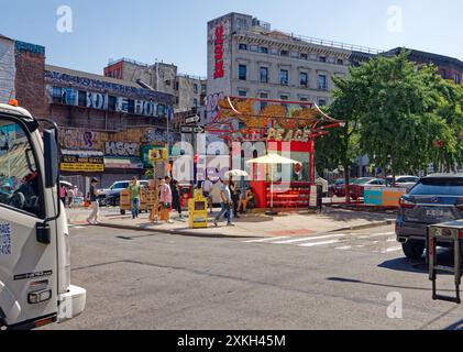 NYC Chinatown : le kiosque d'information Chinatown est sur l'île de trafic triangulaire / plaza où canal, Walker et Baxter Streets se croisent. Banque D'Images