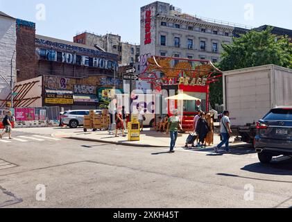 NYC Chinatown : le kiosque d'information Chinatown est sur l'île de trafic triangulaire / plaza où canal, Walker et Baxter Streets se croisent. Banque D'Images