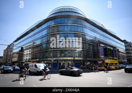 Berlin, Allemagne. 23 juillet 2024. Le grand magasin de luxe Galeries Lafayette sur Friedrichstrasse à Berlin-Mitte. La chaîne de grands magasins française Galeries Lafayette ferme fin juillet 2024 son agence berlinoise dans le quartier 207. Le Sénat de Berlin envisage d'emménager la Bibliothèque centrale et régionale de Berlin (ZLB) dans le complexe. Crédit : Bernd von Jutrczenka/dpa/Alamy Live News Banque D'Images