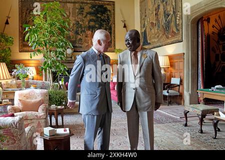 Le roi Charles III lors d'une audience avec le roi des Asantehene, Otumfuo Osei Tutu II Asantehene au domaine Sandringham dans le Norfolk. Date de la photo : mardi 23 juillet 2024. Banque D'Images