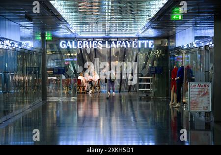 Berlin, Allemagne. 23 juillet 2024. L'entrée au sous-sol du grand magasin de luxe Galeries Lafayette sur Friedrichstrasse à Berlin-Mitte. La chaîne de grands magasins française Galeries Lafayette ferme fin juillet 2024 son agence berlinoise dans le quartier 207. Le Sénat de Berlin envisage d'emménager la Bibliothèque centrale et régionale de Berlin (ZLB) dans le complexe. Crédit : Bernd von Jutrczenka/dpa/Alamy Live News Banque D'Images