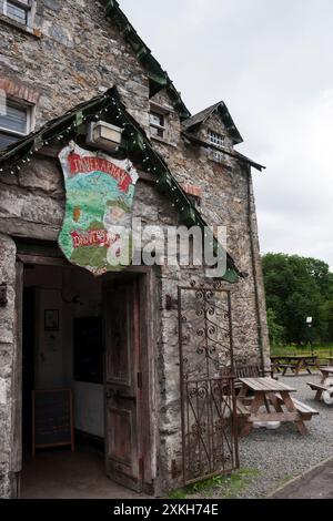 Panneau Drovers' Inn, Inverarnan, Loch Lomond, Écosse. Une auberge de trois cents ans dans le Loch Lomond et le parc national des Trossachs et Banque D'Images