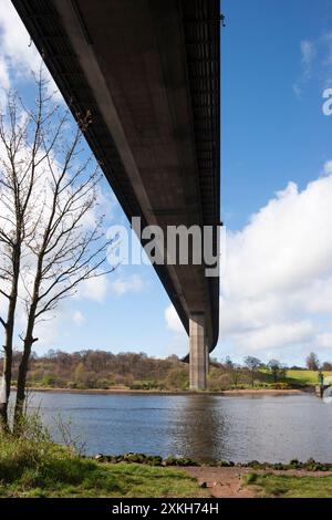 Le pont Erskine au-dessus de la rivière Clyde, en Écosse. De West Dunbartonshire au Renfrewshire. Banque D'Images