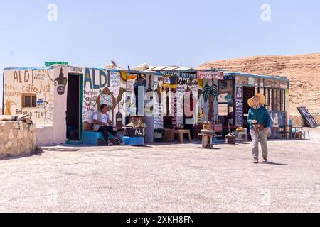 Femme touriste devant le café bédouin Aldi et le kiosque de souvenirs au Panorama Moujib près de Wadi Mujib, Jordanie Banque D'Images