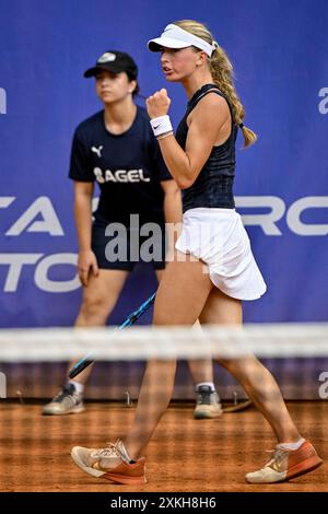 Prague, République tchèque. 23 juillet 2024. La joueuse de tennis tchèque Laura Samson réagit lors du tournoi féminin de la WTA Livesport Prague Open 2024 face à Katerina Siniakova de Tchéquie, à Prague, en République tchèque, le 23 juillet 2024. Crédit : vit Simanek/CTK photo/Alamy Live News Banque D'Images