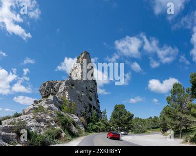 Une Porsche 944 rouge et un cabriolet argenté parcourent les routes du Parc naturel régional des Alpilles, région Provence-Alpes-Côte d'Azur dans le sud de la France. Banque D'Images