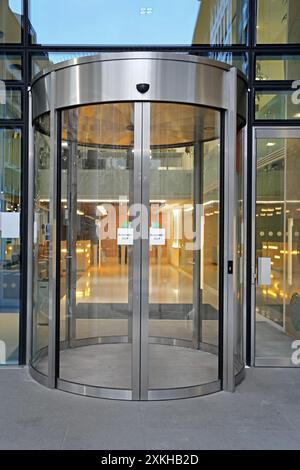 Porte tournante automatique entrée à l'immeuble de bureaux en verre Banque D'Images