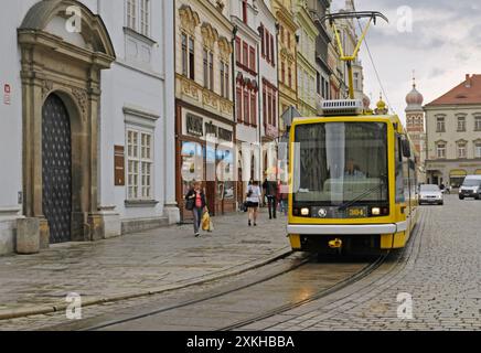 Tram sur la place principale (Namesti Republiky) de Plzen République tchèque Banque D'Images