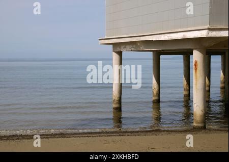 Restaurant d'hôtel de plage sur pilotis dans l'eau, Follonica, Italie Banque D'Images