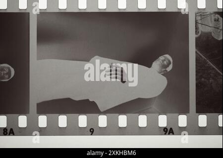 bande de film négatif noir et blanc de 35 mm Banque D'Images