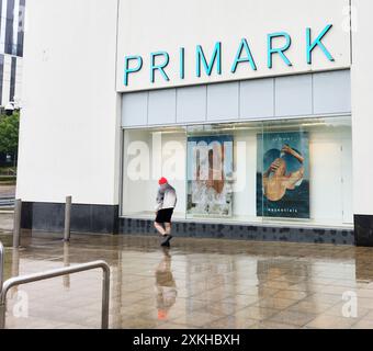 Boutique PRIMARK un jour de pluie dans le centre commercial de Corby et Willow place. Banque D'Images