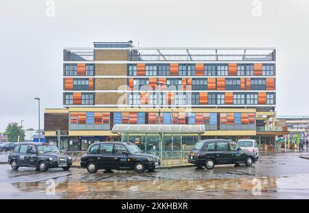 La station de taxis un jour de pluie dans le centre commercial du centre-ville de Corby et Willow place. Banque D'Images