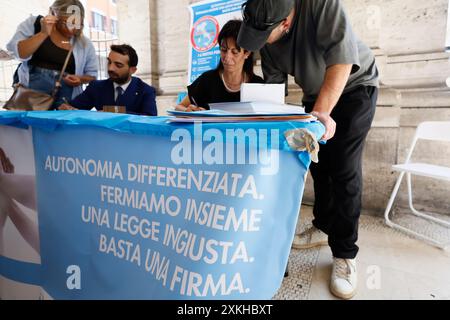 Roma, Italie. 23 juillet 2024. Raccolta firme Organizata dalla UIL con Pierpaolo Bombardieri e Carmelo Barbagallo per il referendum abrogativo sull'Autonomia Differenziata - Politica - Roma, Italia - Martedì, 23 Luglio 2024 (foto Cecilia Fabiano/LaPresse) collecte de signatures organisée par le syndicat UIL avec Pierpaolo Bombardieri et Carmelo Barbagallo pour le référendum sur l'autonomie différenciée - politique - Rome, Italie - mardi 23 juillet 2024 (photo Cecilia Fabiano/LaPresse) crédit : LaPresse/Alamy Live News Banque D'Images