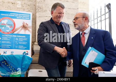 Roma, Italie. 23 juillet 2024. Raccolta firme Organizata dalla UIL con Pierpaolo Bombardieri e Carmelo Barbagallo per il referendum abrogativo sull'Autonomia Differenziata - Politica - Roma, Italia - Martedì, 23 Luglio 2024 (foto Cecilia Fabiano/LaPresse) collecte de signatures organisée par le syndicat UIL avec Pierpaolo Bombardieri et Carmelo Barbagallo pour le référendum sur l'autonomie différenciée - politique - Rome, Italie - mardi 23 juillet 2024 (photo Cecilia Fabiano/LaPresse) crédit : LaPresse/Alamy Live News Banque D'Images