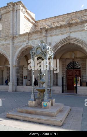 Larnaca, Chypre - 03 mars 2024 : le monument du héron décoré à sœur Chambon en face du couvent des Sœurs de Joseph de l'apparition. Banque D'Images