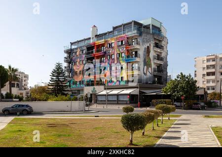 Larnaca, Chypre - 03 mars 2024 : le Rise Street Art Hotel et la place Kalograion. Banque D'Images