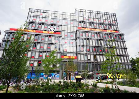 Une vue d'ensemble de l'hébergement sur le site du Village Olympique à Paris, qui sera utilisé par l'équipe olympique de Chine, photographié avant les Jeux Olympiques de Paris 2024 à Paris. Date de la photo : mardi 23 juillet 2024. Banque D'Images