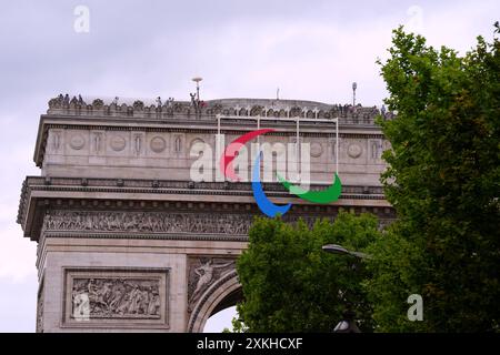 Le logo paralympique sur l'Arc de Triomphe, Paris. La cérémonie d’ouverture des Jeux Olympiques de Paris 2024 aura lieu le vendredi 26 juillet, le long de la Seine. Date de la photo : mardi 23 juillet 2024. Banque D'Images