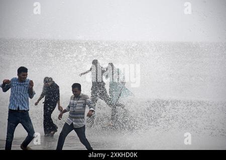 Mumbai, Maharashtra, Inde. 23 juillet 2024. Les gens sont vus profiter de la promenade près de Marine Drive alors que d'énormes vagues s'écrasent sur la route de la mer d'Arabie pendant la marée haute. Malgré le risque d'être emportés dans la mer, les gens affluent sur la promenade de Marine Drive pour profiter de la pluie et des énormes vagues qui s'écrasent sur la route de la mer d'Arabie ignorant l'avertissement de la Brihanmumbai Municipal Corporation (BMC) et de la police. (Crédit image : © Ashish Vaishnav/SOPA images via ZUMA Press Wire) USAGE ÉDITORIAL SEULEMENT! Non destiné à UN USAGE commercial ! Banque D'Images