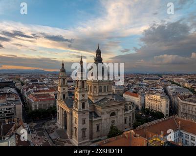 Basilique de Stephen dans le centre de Budapest, Hongrie. Vue aérienne étonnante au coucher du soleil avec ciel coloré. Banque D'Images