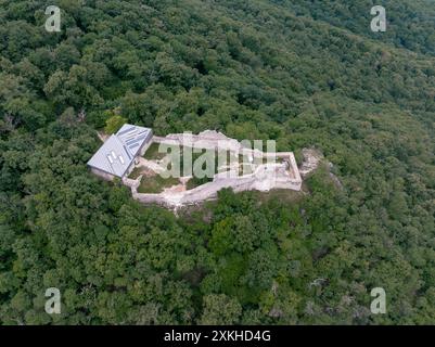 Vue aérienne sur le château de Rezi (nom hongrois est Rezi Var) il s'agit d'un ancien fort historique en ruines dans la région des hautes terres de Balaton. Construit en Xi centur Banque D'Images