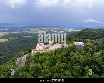 Vue aérienne sur le château de Rezi (nom hongrois est Rezi Var) il s'agit d'un ancien fort historique en ruines dans la région des hautes terres de Balaton. Construit en Xi centur Banque D'Images