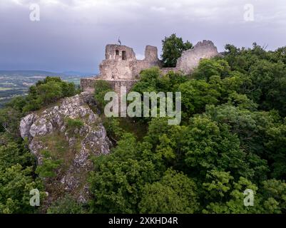 Vue aérienne sur le château de Rezi (nom hongrois est Rezi Var) il s'agit d'un ancien fort historique en ruines dans la région des hautes terres de Balaton. Construit en Xi centur Banque D'Images