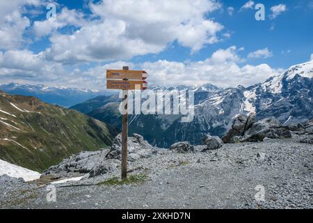 Stilfserjoch, Vinchgau, Suedtirol, Italien - Berglandschaft am Ortler, Stilfser Joch Passstraße, Hinweisschilder Wanderweg Trafoi, Franzenshoehe und Sotto Stelvio. Stilfserjoch Südtirol Italien *** Stilfserjoch, Vinchgau, Tyrol du Sud, Italie paysage de montagne à Ortler, route de col de Stilfser Joch, panneaux de signalisation chemin de randonnée Trafoi, Franzenshoehe et Sotto Stelvio Stilfserjoch Tyrol du Sud Italie Banque D'Images