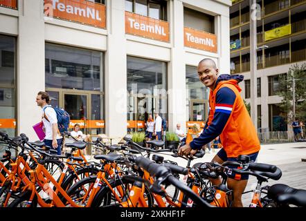 PARIS - le nageur Renzo Tjon-A-Joe dans le village olympique de Paris avant le début des Jeux. Le village olympique s’étend sur 52 hectares et sera transformé après les Jeux en un quartier respectueux de l’environnement pour 6 000 habitants avec deux écoles, un hôtel, un parc public, des commerces et des bureaux. À son apogée, près de 14 500 personnes résident dans le village, dont 9 000 athlètes de plus de 200 pays. ANP REMKO DE WAAL Banque D'Images