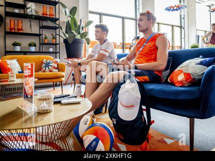 PARIS - le joueur de Beach volley Stefan Boermans joue sur une console de jeux avec son physiothérapeute dans le village olympique de Paris avant le début des Jeux. Le village olympique s’étend sur 52 hectares et sera transformé après les Jeux en un quartier respectueux de l’environnement pour 6 000 habitants avec deux écoles, un hôtel, un parc public, des commerces et des bureaux. À son apogée, près de 14 500 personnes résident dans le village, dont 9 000 athlètes de plus de 200 pays. ANP REMKO DE WAAL Banque D'Images