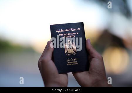 Gaziantep, Turkiye. 20 juillet 2024. Gaziantep, Turkiye. 20 juillet 2024. Le passeport et le document de voyage de l'Autorité palestinienne. Les Palestiniens résidant en Cisjordanie et dans la bande de Gaza ont leurs propres passeports délivrés par l'Autorité palestinienne à Ramallah. L’Autorité palestinienne a commencé à délivrer des passeports en 1995, deux ans après les accords d’Oslo (image de crédit : © Zakariya Yahya/IMAGESLIVE via ZUMA Press Wire) USAGE ÉDITORIAL SEULEMENT ! Non destiné à UN USAGE commercial ! Banque D'Images