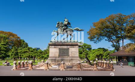 Statue de Kusunoki Masashige, située à Kokyogaien (les jardins extérieurs du Palais impérial) à Tokyo Banque D'Images