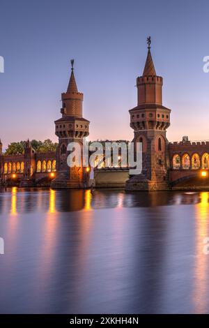 La belle Oberbaumbruecke sur la rivière Spree à Berlin au crépuscule Banque D'Images