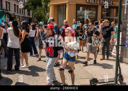 Les amateurs de crème glacée ont battu la chaleur et se sont rendus au Van Leeuwen X Puerto Rico pour une activation de la marque de crème glacée Pi–a Colada à Union Square à New York le mercredi 10 juillet 2024. Les conditions chaudes et humides persistent dans la ville alors que l'avis de chaleur entre dans son cinquième jour, (© Richard B. Levine) Banque D'Images