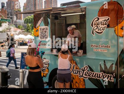 Les amateurs de crème glacée ont battu la chaleur et se sont rendus au Van Leeuwen X Puerto Rico pour une activation de la marque de crème glacée Pi–a Colada à Union Square à New York le mercredi 10 juillet 2024. Les conditions chaudes et humides persistent dans la ville alors que l'avis de chaleur entre dans son cinquième jour, (© Richard B. Levine) Banque D'Images