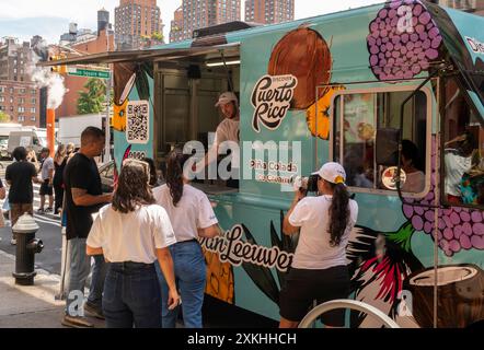 Les amateurs de crème glacée ont battu la chaleur et se sont rendus au Van Leeuwen X Puerto Rico pour une activation de la marque de crème glacée Pi–a Colada à Union Square à New York le mercredi 10 juillet 2024. Les conditions chaudes et humides persistent dans la ville alors que l'avis de chaleur entre dans son cinquième jour, (© Richard B. Levine) Banque D'Images