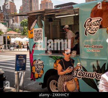 Les amateurs de crème glacée ont battu la chaleur et se sont rendus au Van Leeuwen X Puerto Rico pour une activation de la marque de crème glacée Pi–a Colada à Union Square à New York le mercredi 10 juillet 2024. Les conditions chaudes et humides persistent dans la ville alors que l'avis de chaleur entre dans son cinquième jour, (© Richard B. Levine) Banque D'Images