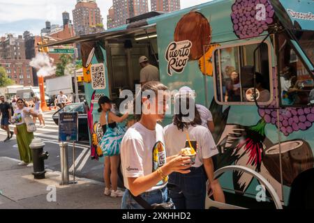 Les amateurs de crème glacée ont battu la chaleur et se sont rendus au Van Leeuwen X Puerto Rico pour une activation de la marque de crème glacée Pi–a Colada à Union Square à New York le mercredi 10 juillet 2024. Les conditions chaudes et humides persistent dans la ville alors que l'avis de chaleur entre dans son cinquième jour, (© Richard B. Levine) Banque D'Images