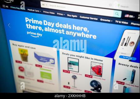 Le site Amazon fait la promotion de leur auto-proclamé «Prime Day» le mardi 16 juillet 2024 les acheteurs de Prime Shoppers lors de cet événement «vacances» de deux jours se voient offrir des offres à profusion sur une variété de produits vendus par Amazon. (© Richard B. Levine) Banque D'Images