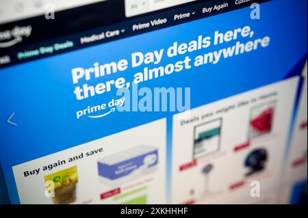 Le site Amazon fait la promotion de leur auto-proclamé «Prime Day» le mardi 16 juillet 2024 les acheteurs de Prime Shoppers lors de cet événement «vacances» de deux jours se voient offrir des offres à profusion sur une variété de produits vendus par Amazon. (© Richard B. Levine) Banque D'Images