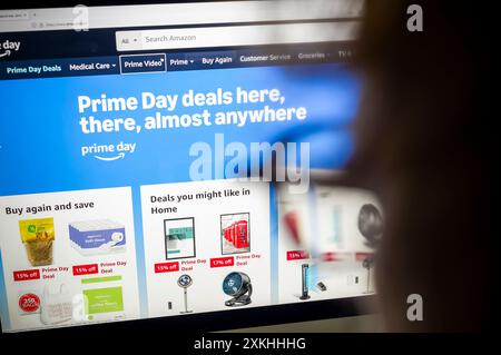 Le site Amazon fait la promotion de leur auto-proclamé «Prime Day» le mardi 16 juillet 2024 les acheteurs de Prime Shoppers lors de cet événement «vacances» de deux jours se voient offrir des offres à profusion sur une variété de produits vendus par Amazon. (© Richard B. Levine) Banque D'Images