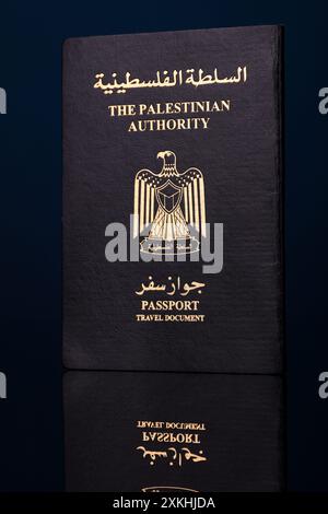 Gaziantep, Turkiye. 20 juillet 2024. Gaziantep, Turkiye. 20 juillet 2024. Le passeport et le document de voyage de l'Autorité palestinienne. Les Palestiniens résidant en Cisjordanie et dans la bande de Gaza ont leurs propres passeports délivrés par l'Autorité palestinienne à Ramallah. L’Autorité palestinienne a commencé à délivrer des passeports en 1995, deux ans après les accords d’Oslo (image de crédit : © Zakariya Yahya/IMAGESLIVE via ZUMA Press Wire) USAGE ÉDITORIAL SEULEMENT ! Non destiné à UN USAGE commercial ! Banque D'Images