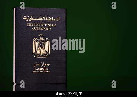 Gaziantep, Turkiye. 20 juillet 2024. Gaziantep, Turkiye. 20 juillet 2024. Le passeport et le document de voyage de l'Autorité palestinienne. Les Palestiniens résidant en Cisjordanie et dans la bande de Gaza ont leurs propres passeports délivrés par l'Autorité palestinienne à Ramallah. L’Autorité palestinienne a commencé à délivrer des passeports en 1995, deux ans après les accords d’Oslo (image de crédit : © Zakariya Yahya/IMAGESLIVE via ZUMA Press Wire) USAGE ÉDITORIAL SEULEMENT ! Non destiné à UN USAGE commercial ! Banque D'Images