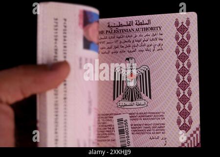 Gaziantep, Turkiye. 20 juillet 2024. Gaziantep, Turkiye. 20 juillet 2024. Le passeport et le document de voyage de l'Autorité palestinienne. Les Palestiniens résidant en Cisjordanie et dans la bande de Gaza ont leurs propres passeports délivrés par l'Autorité palestinienne à Ramallah. L’Autorité palestinienne a commencé à délivrer des passeports en 1995, deux ans après les accords d’Oslo (image de crédit : © Zakariya Yahya/IMAGESLIVE via ZUMA Press Wire) USAGE ÉDITORIAL SEULEMENT ! Non destiné à UN USAGE commercial ! Banque D'Images