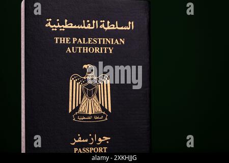 Gaziantep, Turkiye. 20 juillet 2024. Gaziantep, Turkiye. 20 juillet 2024. Le passeport et le document de voyage de l'Autorité palestinienne. Les Palestiniens résidant en Cisjordanie et dans la bande de Gaza ont leurs propres passeports délivrés par l'Autorité palestinienne à Ramallah. L’Autorité palestinienne a commencé à délivrer des passeports en 1995, deux ans après les accords d’Oslo (image de crédit : © Zakariya Yahya/IMAGESLIVE via ZUMA Press Wire) USAGE ÉDITORIAL SEULEMENT ! Non destiné à UN USAGE commercial ! Banque D'Images