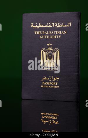 Gaziantep, Turkiye. 20 juillet 2024. Gaziantep, Turkiye. 20 juillet 2024. Le passeport et le document de voyage de l'Autorité palestinienne. Les Palestiniens résidant en Cisjordanie et dans la bande de Gaza ont leurs propres passeports délivrés par l'Autorité palestinienne à Ramallah. L’Autorité palestinienne a commencé à délivrer des passeports en 1995, deux ans après les accords d’Oslo (image de crédit : © Zakariya Yahya/IMAGESLIVE via ZUMA Press Wire) USAGE ÉDITORIAL SEULEMENT ! Non destiné à UN USAGE commercial ! Banque D'Images