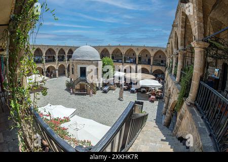 NICOSIE, CHYPRE - 18 JUIN 2024 : Buyuk Han, le plus grand caravansarai de l'île. Il a été construit par les Ottomans en 1572. Dans la cour est une mosquée Wit Banque D'Images